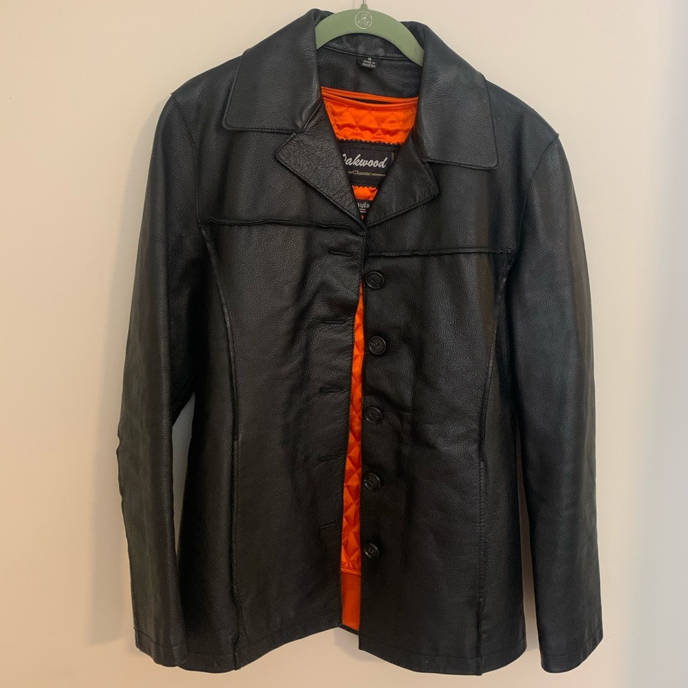 Leather jacket with a zip in thermal lining.